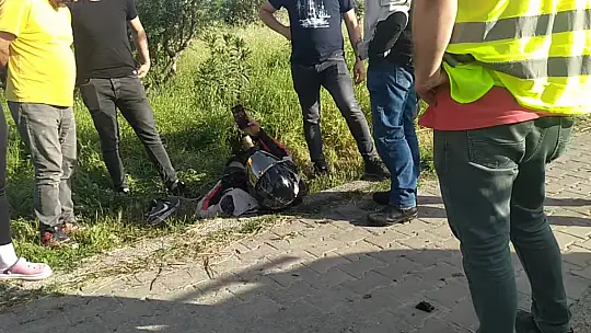 Milas'ta motosiklet kazası geçiren sürücünün yardımına yoldan tesadüfen geçen sağlık çalışanları koştu