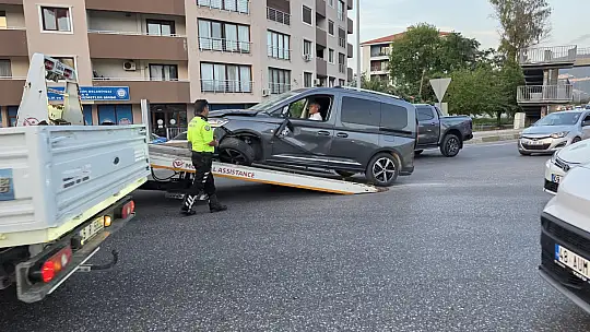 Milas'ta çekici bekleyen araç yüzünden trafik felç oldu