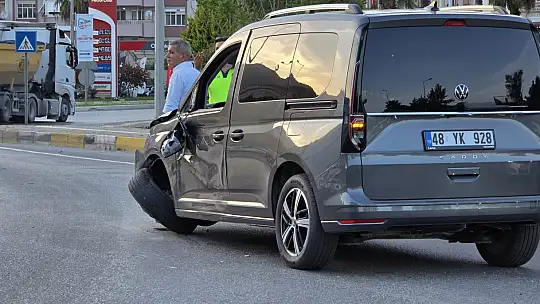 Milas'ta çekici bekleyen araç yüzünden trafik felç oldu