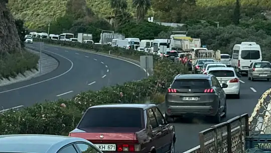 Milas'ta çekici bekleyen araç yüzünden trafik felç oldu