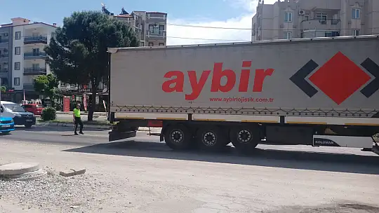 Milas'ta kavşakta talihsiz kaza: Tır ayağının üzerinden geçti