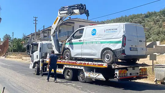 Milas Beçin Mahallesi'nde Kamyonet Yan Yattı: Sürücü Araçta Sıkıştı
