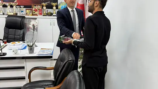 Milas'ta Öncü Döner, Öğretmenler Günü'nü Güllerle Taçlandırdı