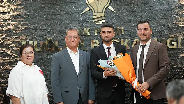 AK Parti Muğla'da Gençlik Bayrağı Kalay'a Teslim Edildi