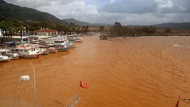Azmak Nehri Çamur Taşıdı: Akyaka Körfezi Renk Değiştirdi