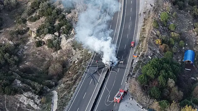 Demir Yüklü Tır Bariyerlere Çarpıp Alev Aldı
