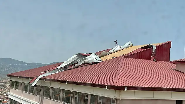Eğitim verilmeyen okulun çatısı fırtınada yeniden dağıldı