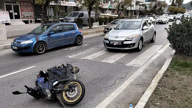 Halil Bey Bulvarı'nda Kaza: Yayaya Yol Vermek İsteyen Motosikletliye Otomobil Çarptı