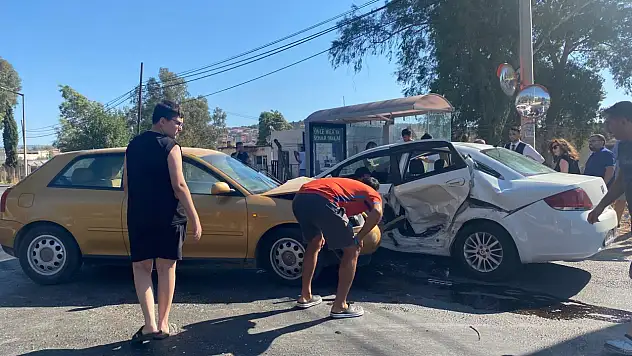 Kavşakta Meydan Gelen Kazada 3 Kişi Hastaneye Kaldırıldı