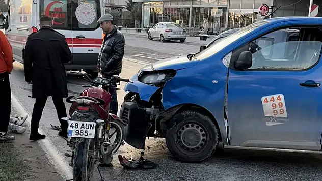 Milas 23 Nisan Bulvarı'nda Kaza: Geri Manevra Yapan Araca Motosiklet Çarptı