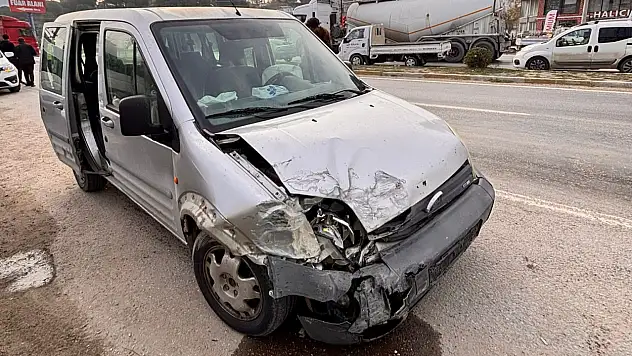 Milas Balçık Kavşağı'nda İki Kamyonet Çarpıştı: 1 Kişi Yaralandı