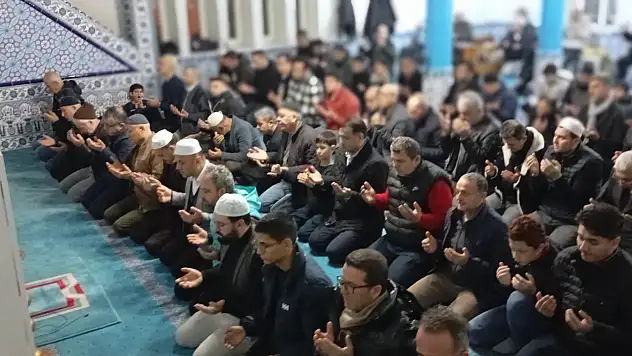 Milas Halkı Yeni Yılı Camide Karşıladı: Şehitlerimiz ve Filistin İçin Eller Semaya Kalktı