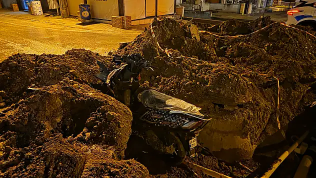 Milas'ın Orta Yerinde Köstebek Yuvası Gibi Bırakılan Yolda Feci Kaza