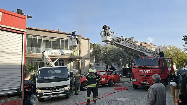 Milas İsmet Paşa Mahallesi'nde 3 Katlı Binada Yangın Çıktı