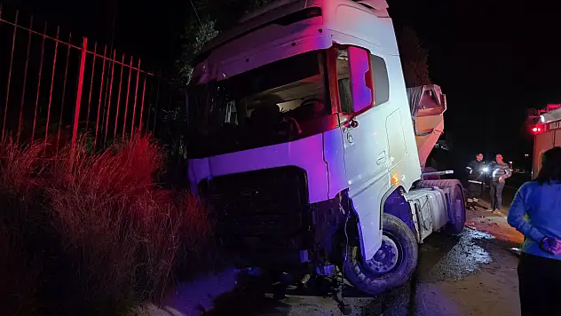 Milas Söke yolunda tır şarampole sürüklendi: Sürücü yaralandı