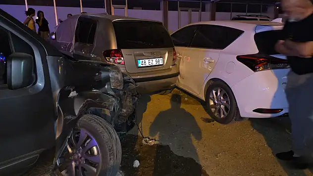 Milas'ta 4 aracın karıştığı kazada ortalık savaş alanına döndü