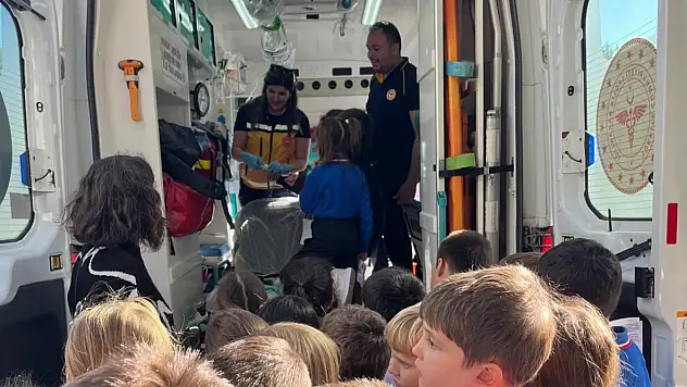 Milas'ta Acil Sağlık Haftası'nda Öğrencilere Ambulans ve UMKE Tanıtımı Yapıldı