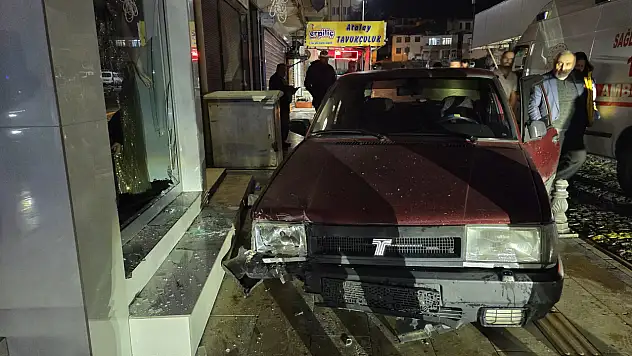 Milas'ta alkollü sürücü dehşeti: Kontrolden çıkıp 2 iş yerine ve motosiklete çarptı