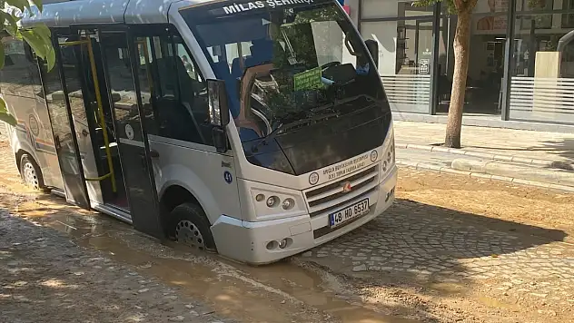 Milas'ta altyapı çalışması sonrası oluşan çukur minibüsü yuttu