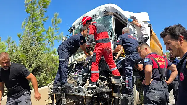Milas'ta Feci Kaza: Sürücü kabinde sıkıştı, ekipler uzun uğraşlar sonucu kurtardı