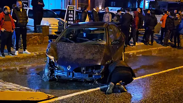 Milas'ta Gece Yarısı Ortalık Karıştı: Galeriye Daldı, Direğe Çarptı!