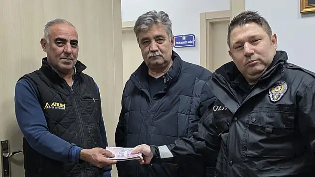 Milas'ta 'insanlık ölmemiş' dedirten olay: Emekli müdür sokakta bulduğu parayı sahibine teslim etti