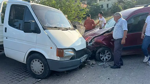 Milas'ta kamyonet ve otomobil kafa kafaya çarpıştı: 4 kişi yaralandı