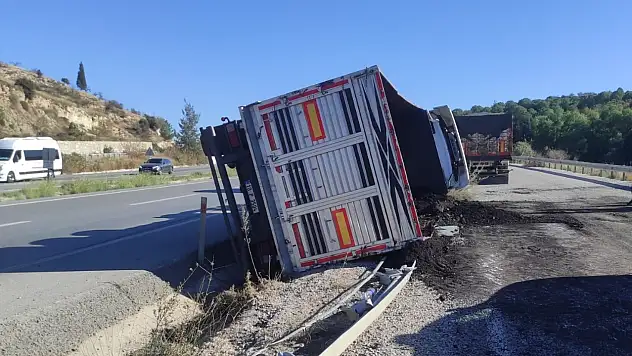 Milas'ta kömür yüklü tır şarampole devrildi