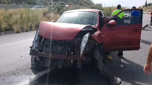Milas'ta kontrolden çıkan araç bariyerlere saplandı