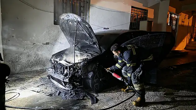 Milas'ta korku dolu anlar: Marşa bastı, otomobil alev topuna döndü