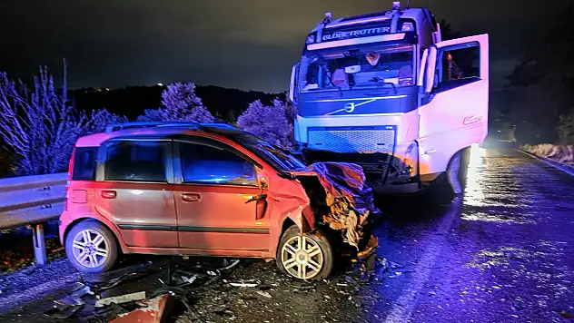 Milas'ta Korkutan Kaza: Kömür Taşıyan Tır ile Otomobil Kafa Kafaya Çarpıştı 1 Kişi Yaralandı