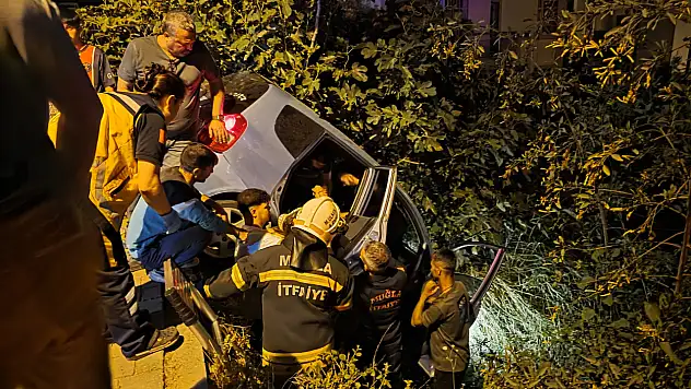 Milas'ta korkutan kaza: Otomobil şarampolde askıda kaldı 2 kişi yaralandı
