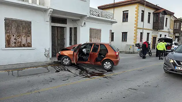 Milas'ta Korkutan Kaza: Otomobil Evin Duvarına Çarptı: 1 Kişi Yaralandı