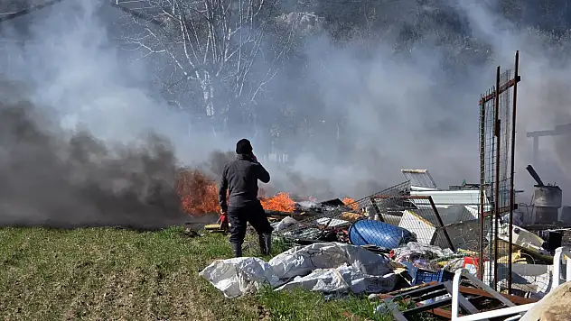 Milas'ta Korkutan Yangın: Hurdalık ve Dam Alevlere Teslim Oldu