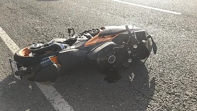 Milas'ta motosiklet kazası geçiren sürücünün yardımına yoldan tesadüfen geçen sağlık çalışanları koştu