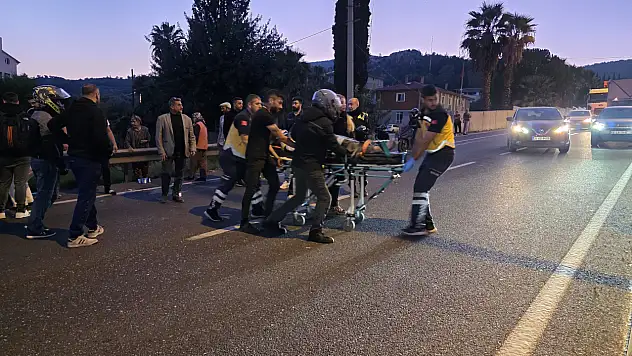 Milas'ta Motosiklet Yayaya Çarptı: İki Kişi Yaralandı