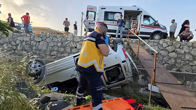 Milas'ta otomobil şarampole devrildi: 60 yaşındaki sürücü yaralandı