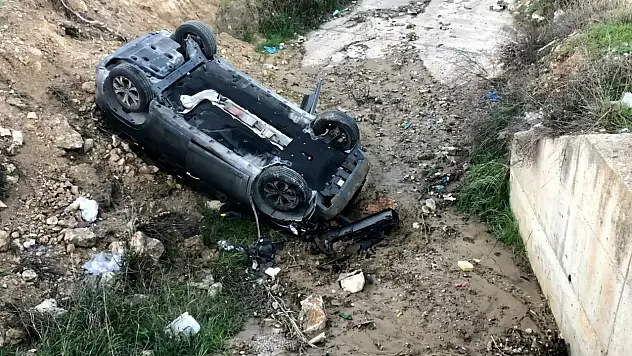 Milas'ta Sabah Saatlerinde İki Araç Çarpıştı: Takla Atan Araç Kanala Uçtu, 1 Yaralı