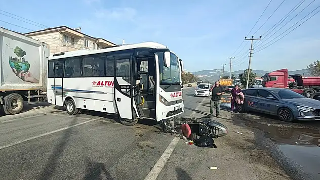 Milas'ta Servis Aracı ile Motosiklet Çarpıştı: Biri Ağır İki Yaralı