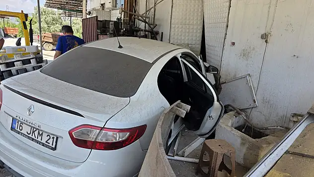 Milas'ta Sollama Faciası: Otomobil Şarampolden Uçup Fabrikaya Çarptı: 3 Yaralı