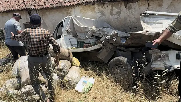 Milas'ta TIR dehşeti: Kamyonete çarpıp şarampole sürükledi