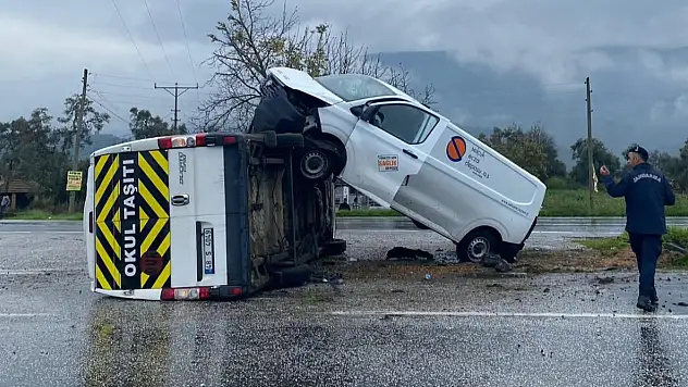 Milas'ta Yağışlı Havada Faciadan Dönüldü: Okul Taşıtı Yan Yattı, Kamyonet Üstüne Tırmandı 3 Kişi Yaralandı