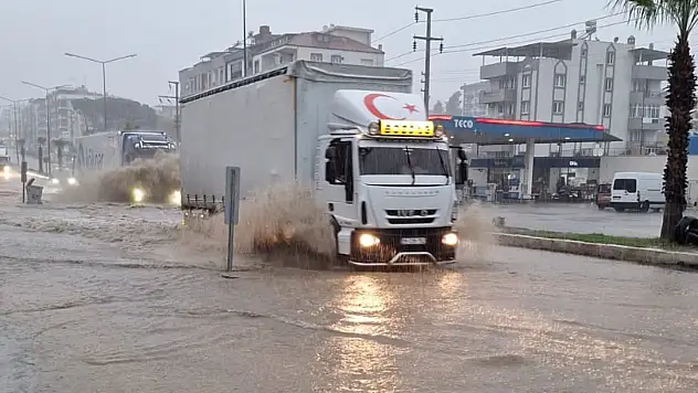 Milas'ta Yağmur Değil Altyapı Konuşuluyor: Sokaklar Nehre Döndü