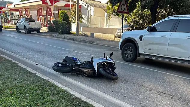 Milas'ta Yolun Karşısına Geçen Yayaya Motosiklet Çarptı 2 Kişi Yaralandı