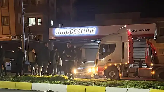 Otogar Kavşağında Korkutan Kaza: TIR, Otomobili Metrelerce Sürükledi