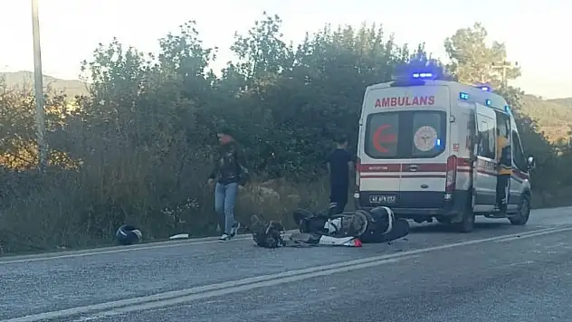 Yolun Ortasında Duran Motosiklet Çarpışmaya Neden Oldu: 2 Yaralı