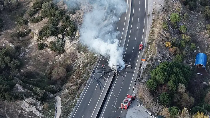 Demir Yüklü Tır Bariyerlere Çarpıp Alev Aldı