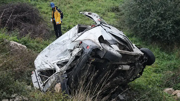 Milas Bafa Mahallesi yakınlarında araç uçuruma yuvarlandı: 3 yaralı
