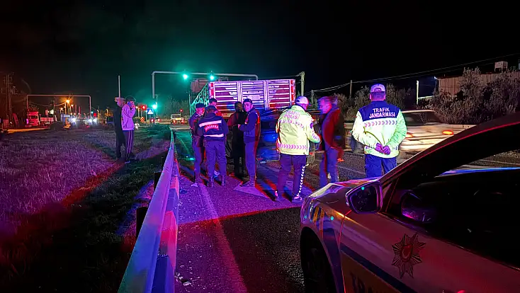 Milas’ta Feci Çarpışma: Otomobil Kamyona Ok Gibi Saplandı