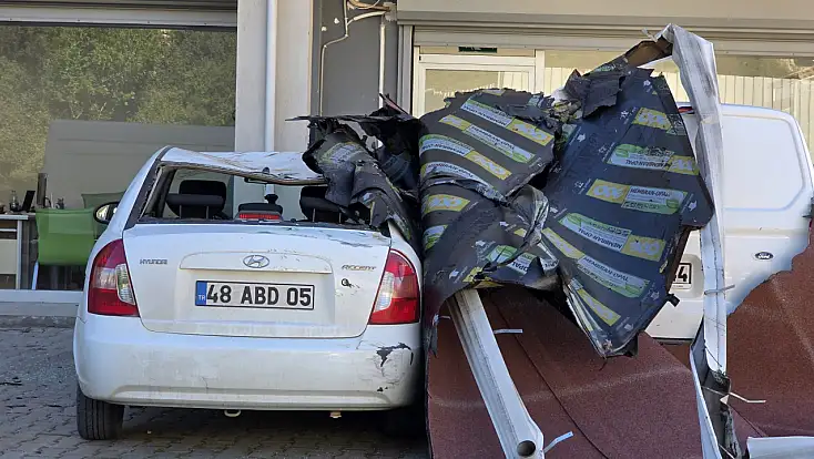 Milas’ta fırtına etkili oldu: Çatı uçtu, 3 araç zarar gördü